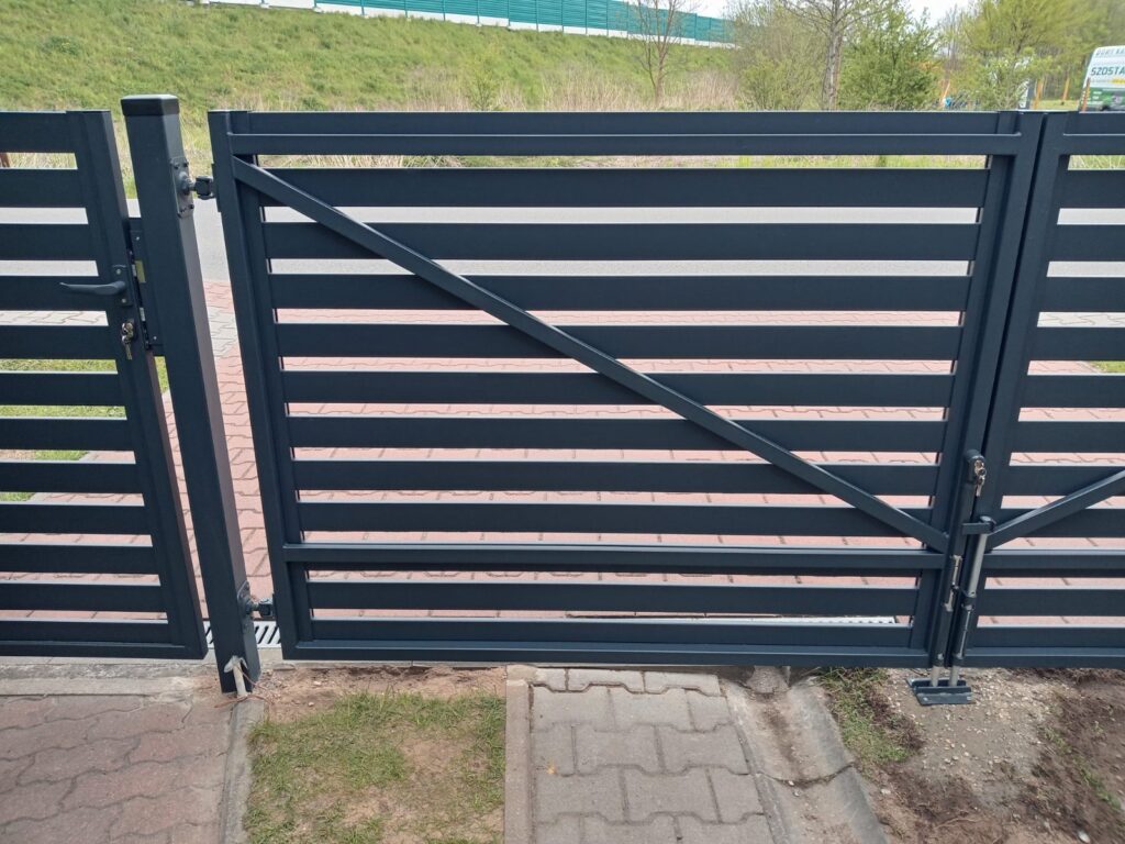 Brama dwuskrzydłowa z wypełnieniem poziomym