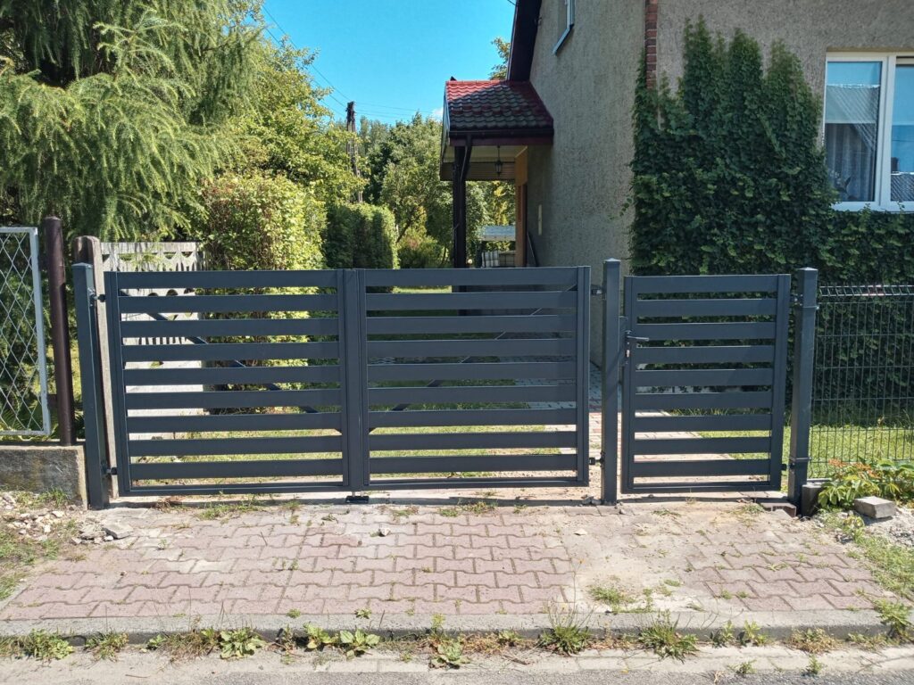 Bramo-furtka w ogrodzeniu palisadowym