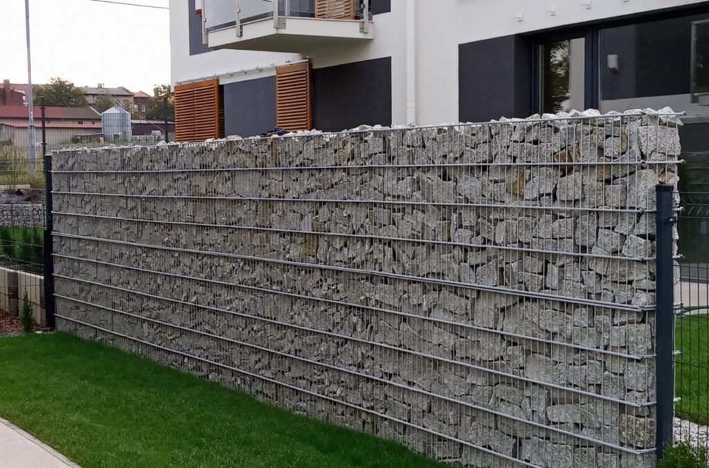 Realizacja ogrodzenia: gabion